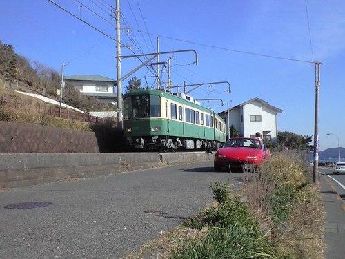 湘南とCO2を排出する乗り物が好きです。そのため仕事ではCO2を減らすためにがんばっています。一応、車業界の”中の人”で広報もやったことのある技術屋です。今は燃料電池とかEVとかやってます。 でもここでは仕事を離れて一人のクルマ好きとしてtweet します。
