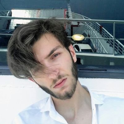 Orada okudum, şurada büyüdüm ve böyle işler yaptım. Lakin tam buradan şu andan bağırıyorum duyabilenlere
