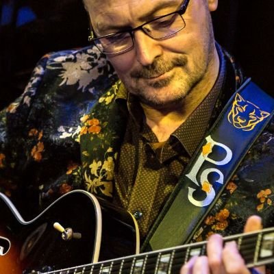 Jazz guitarist and bassist. Keefe guitars artist. Wearer of glorious jackets. Married to @jazzkittenwendy and on tour https://t.co/dNp8Kaw5cr