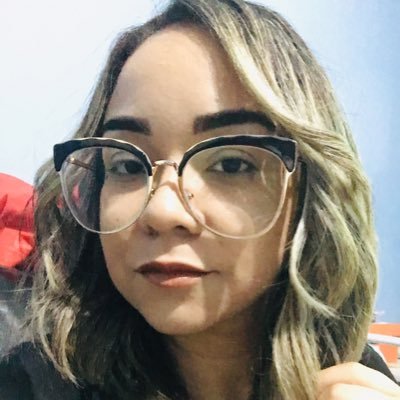 Alegre, simpática e as vezes chata...
Sirvo um Deus vivo...
Sou cristã mas tenho senso de humor...