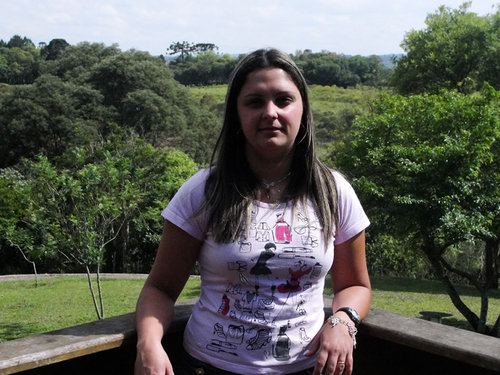 Um ser humano desorganizado,mas que curte a vida desse jeito e se acostumou com a vida louca que leva.Essa sou eu, quer você queira ou não....