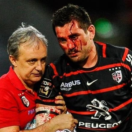 Le rugby à la sauce parodie. 
Je me réveille seulement pour les matchs du #XVdeFrance et parfois du @stadetoulousain