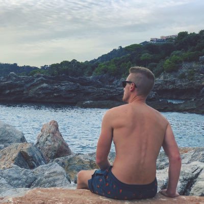 Mi sono iscritto a Twitter perchè costa meno dello psicologo.
