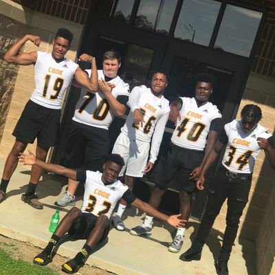 offensive guard and tackle for the cook high hornets
#70