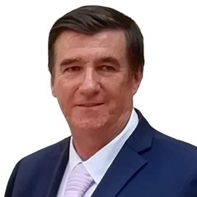 35 let na MFF UK, 20 let konzultant a publicista, 10 let v Radě ČTÚ. Nyní na volné noze.