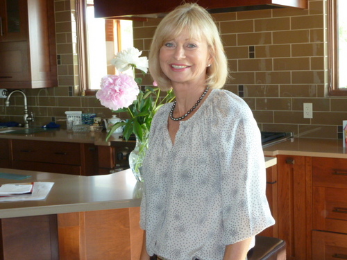 carrolwynn's profile picture. U of C graduate..love Calgary, Victoria and Vancouver...I'm a gypsy woman, golfer, interested in family, business, friends, and gardening.