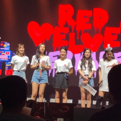 2/10/19: caught Irene’s ball, cried with Seulgi, got winked at by Wendy, made Joy laugh at my pterodactyl screams, and got waved at by Yeri. SELLING: @ReduSales