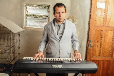 Sou deficiente visual, mais toco teclado, violão, guitarra e contrabaixo e
também prego a palavra de Deus na Igreja Pentecostal Deus é amor.