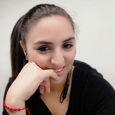 Soñadora, caótica, complicada, ama la vida, maestra pokemon, oro V en PUBG... Trabajolica madre de una princesa... hermosa y loca no podía faltar jajaja