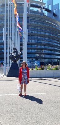 Europhile, linguiste, voyageuse, team leader j'aime travailler à la construction des relations institutionnelles et interculturelles de qualité