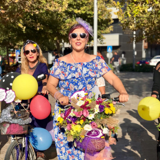 urla süslü kadınlar bisiklet turu