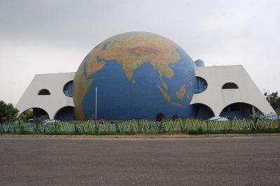 The Science City has set up unique attractions such as Space Theatre (showing large format films on 10 times larger screen than ordinary screens)