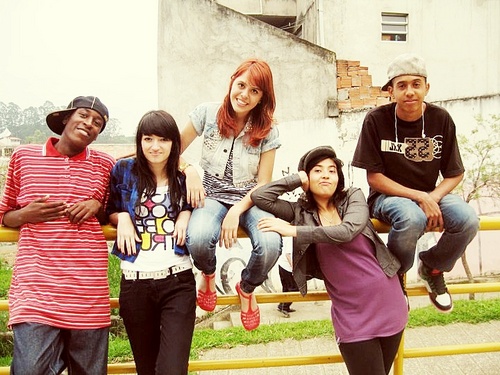 Ajude-nos a participar do programa da MTV - TEM UMA BANDA NA NOSSA CASA com a Flora Matos, seguindo-nos no twitter ou dando um LIKE no Facebook!