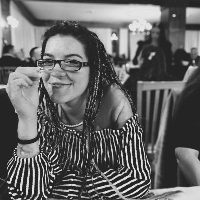 Laureata in comunicazione e pubblicità, amante dei viaggi, della fotografia, della salsa e del