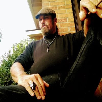 I'm an artist I love animals I play The gituar I'm 6'tall I have blue eyes and I'm Scots Irish anything else you want to know about me just ask. follow m🇮🇪