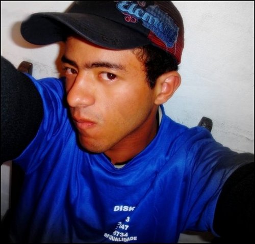19 anos.Técnico de redes fã incrontolavél de rock e seus descendentes, kra de escolhas, metas e decisões. That's me ^^