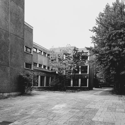 Unsere Grundschule in Berlin Kreuzberg musste 2012 nach einer Brandschutzprüfung geräumt werden. Seitdem sitzen die Schüler ohne Schule im kleinen Hortgebäude.