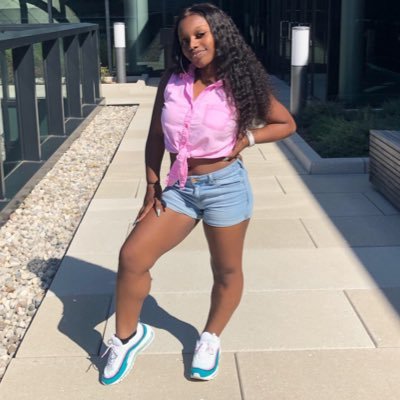 4’10 Black Girl Magic ✨ Neuroscience major 🧠 #UK22