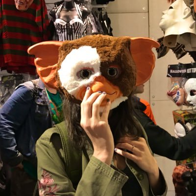 gabidonatello's profile picture. In such an ugly way something so beautiful | Brasil 👩🏻‍🎤🦉🎨 - na cozinha com o castiçal