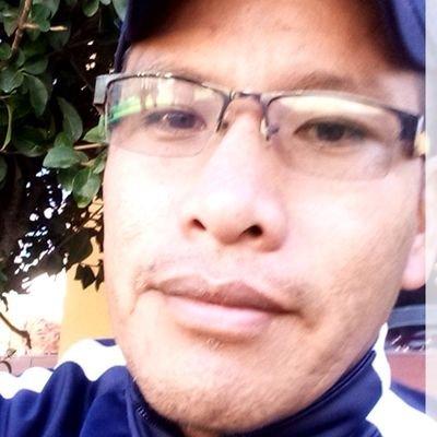 Nació en la ciudad de El Alto La Paz Bolivia. Estudió en la universidad pública de El Alto. En la carrera de ingeniería de sistemas.