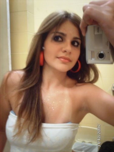tenhu 16anos, adoro sair com minhas amigas e festas. respondo todos follow me :)