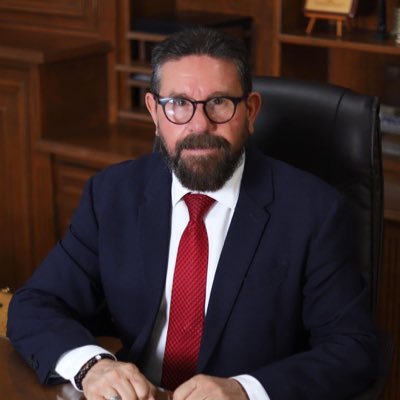 Contador Público, Maestro en Impuestos y Doctor en Ciencias de lo Fiscal, Profesor titular en la FECA, Socio Director de DDC.