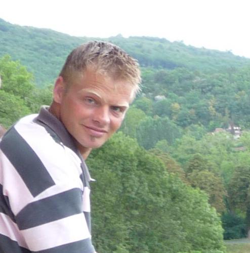 Vader|41jaar|gelukkig getrouwd|politiek geïnteresseerd|tegen de #centraleas|trainee opleidingsmanager|speelt de bal, niet de man