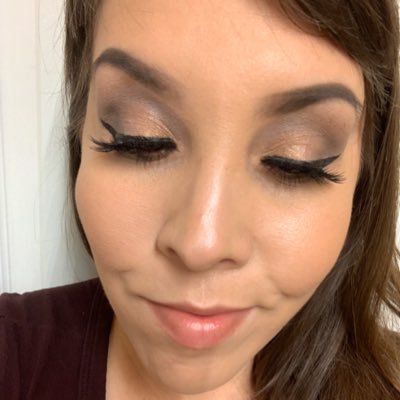 Beauty product reviewer 💋 Arizona living 🌵 Memory loss {Undiagnosed} 🧠 Fur-mom to 2 🐈🐈 Home sweet home 🏡💑 Peep my blog 👀