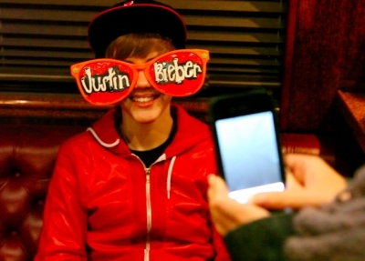 FOLLOW ME TO KNOW WHAT IS THE @JUSTINBIEBER SENSATION & What does it feel to follow almost 100 000 people! :) And GO follow my other account @I_DO_IT_4_BIEBS !