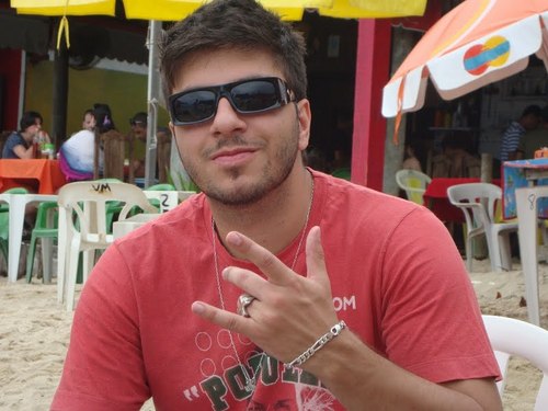 Coolhunter, amigo de longa data, irônico-sarcástico, neologista, imitador, dublador de bichos a distância. Rockista de coração, gamer por aptidão.