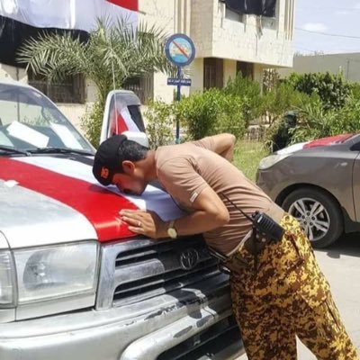 آانا يمني لا انتمي الي اي حزب فقط اعشق اليمن🇾🇪 سياسي محنك يعشق تراب الوطن ويفتخر بذالك العلم 🇾🇪 تغريداتي فـِ❣ـيْ الوسائط