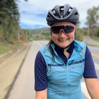 vivir un día a la vez. ser feliz en el camino. uso la bici como mi transporte y como mi terapia. Je parle français, espagnol et anglais.