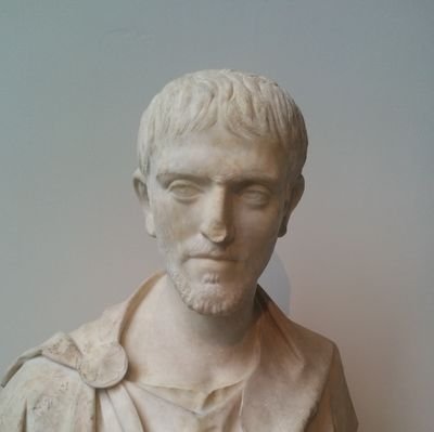 Romaren's profile picture. Samma morgon det regna' på stranden där jag gick ensam igen  Här kommer kung av sand, här kommer kungen av ingenting alls.