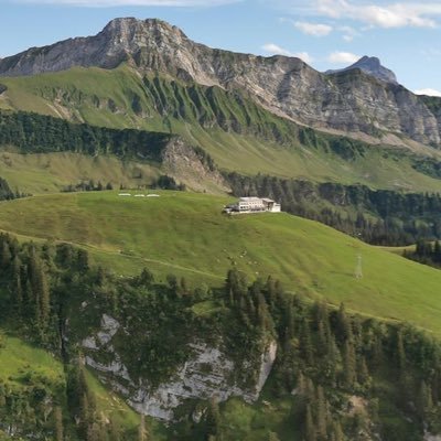 Gekocht wird bei uns mit lokalen Produkten und Leidenschaft, die keine Grenzen kennt. Ob ein rustikales Alpkäseplättli auf der sonnenverwöhnten Terrasse,