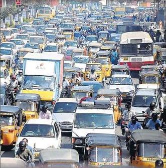 HYDERABAD TRAFFIC: To assist commuters struggling with frequent jams, traffic police are toying with the idea of providing live traffic updates on mobiles.