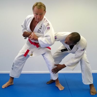 Spécialiste en ju-jitsu traditionnel à but non compétitif et en boxe-défense.