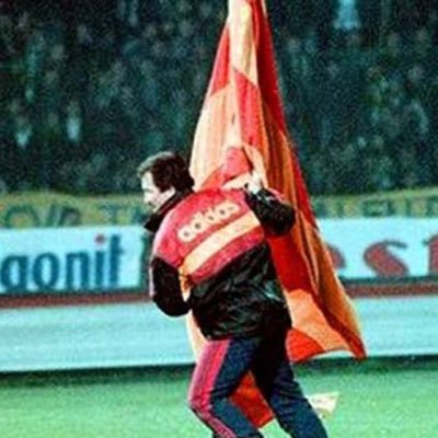 Galatasaray bayrağını sadece çime sokmayan bir Galatasaray efsanesi.