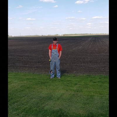 Prairie_Raider's profile picture. I’m just an ordinary average guy. My friends are all boring. And so am I.