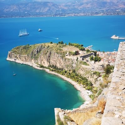 Κόβω ξύλα και τρώω μούρα.
Κάτσε φρόνημα παλιό.....