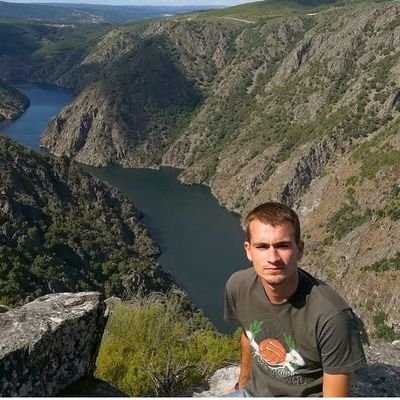 Politòleg RRII / Economista per la UAB
Màster Políticas Públicas UE IBEI
Pràctiques Serveis Bilaterals Acció Exterior, prèviament Delegació Govern a UE