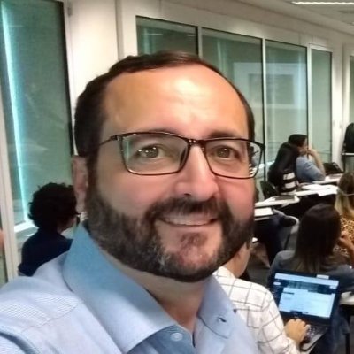 Marido da senhora Alessandra brasileiro, carioca, morador de SP, vascaíno, engenheiro e pai da Rafa e da Manu!