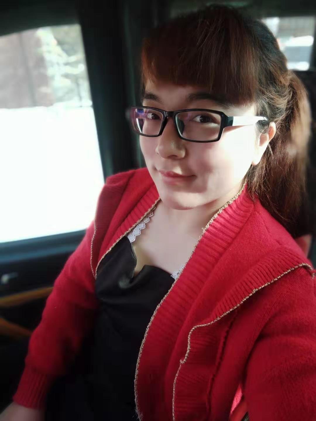 I like reading, singing and watching movie.
I thinks it is very interesting to watch a cool film on the bed.