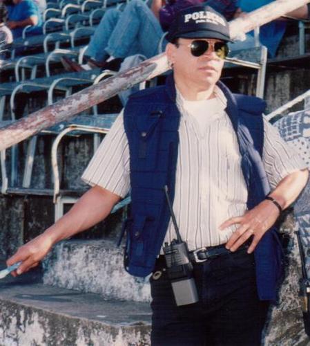Soy Argentino, nacido en la provincia de Misiones, actualmente en la Provincia de Buenos Aires. Soy escritor de novelas policiales