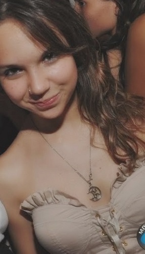 amandablos's profile picture. Gaucha, colorada, 15 anos. Tenho tumblr e amo chocolate. Eu como nescau puro. Amo teatro, não vivo sem musica e sem computador. amo olhar filme e viajar.