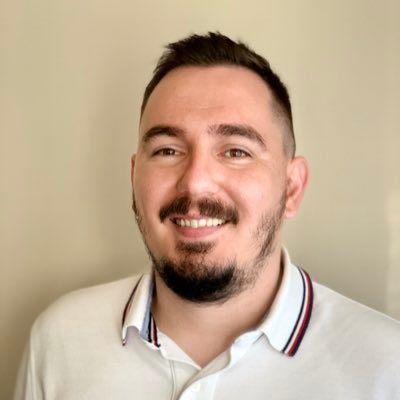 I am a 🇷🇴 software engineer 🧑🏻💻, I bring to life ideas, teach others to code and improve myself everyday.