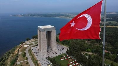 İki satırlık adamları musallat ettik ömrümüze,
Bundandır böyle dibe vuruşumuz...
