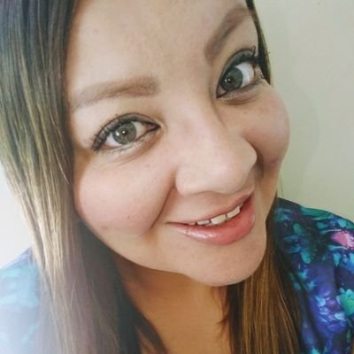Comunicóloga de profesión, indagadora por convicción, hablante de emociones y amorosa de corazón.