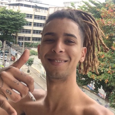 Foco na missão, jogadores vêm e vão Se eu tô no campo, vou fazer a diferença Aqui é lei do cão, balas amortecem o chão. É muito mais difícil do que você pensa