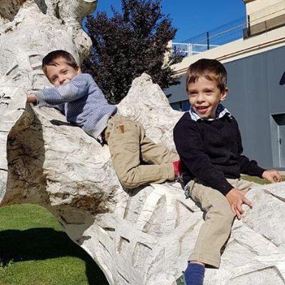 Me gustan las personas que saben estar
Personas que cuando quieren decirte algo, te enteras
Aunque usen miradas en vez de palabra