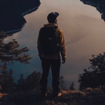 ولاتحــزن اذا ماغنـت الدنيا على ليـلاك بكٰره يجـي يـوم وتغنيـلك